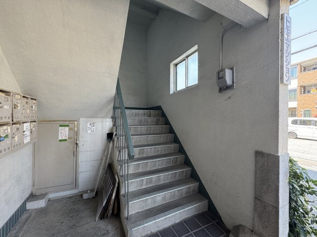 トモエマンションのエントランス