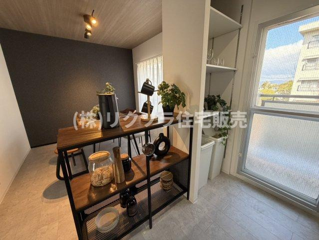 香里三井EG住宅の内装|パントリー・オープンラック
■物件内覧・資金計画相談・住宅ローン相談、リフォーム相談、お問合せ受付中■
※当日・翌日のご内覧、ご相談はお電話でのお問合せがスムーズです！