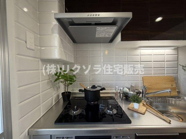 香里三井EG住宅のキッチン|ビルトイン3口コンロ
■物件内覧・資金計画相談・住宅ローン相談、リフォーム相談、お問合せ受付中■
※当日・翌日のご内覧、ご相談はお電話でのお問合せがスムーズです！