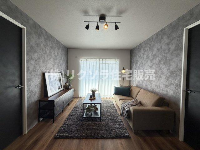 香里三井EG住宅の居間・リビング|家具・照明付き物件
■物件内覧・資金計画相談・住宅ローン相談、リフォーム相談、お問合せ受付中■
※当日・翌日のご内覧、ご相談はお電話でのお問合せがスムーズです！