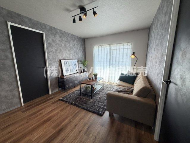 香里三井EG住宅の居間・リビング|家具・照明付き物件
■物件内覧・資金計画相談・住宅ローン相談、リフォーム相談、お問合せ受付中■
※当日・翌日のご内覧、ご相談はお電話でのお問合せがスムーズです！