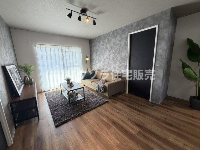 香里三井EG住宅の居間・リビング|家具・照明付き物件
■物件内覧・資金計画相談・住宅ローン相談、リフォーム相談、お問合せ受付中■
※当日・翌日のご内覧、ご相談はお電話でのお問合せがスムーズです！
