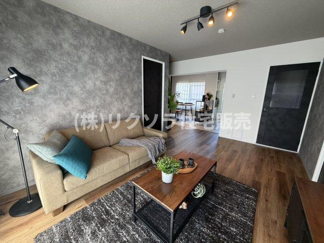 香里三井EG住宅の居間・リビング|家具・照明付き物件
■物件内覧・資金計画相談・住宅ローン相談、リフォーム相談、お問合せ受付中■
※当日・翌日のご内覧、ご相談はお電話でのお問合せがスムーズです！