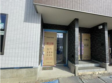 守山市伊勢町の店舗事務所の玄関