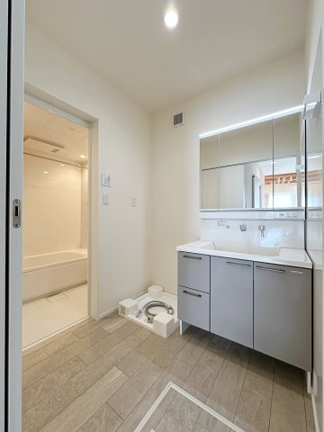 東区馬木6丁目 No.3の洗面所|シャワー付き洗面化粧台☆
洗面台にシャワー機能が付いたもので、シャンプーなども行える多機能洗面台です。また、顔や手を洗うためだけではなく、シャワー付き洗面台を使えば手洗い洗濯などでも利用できます♪