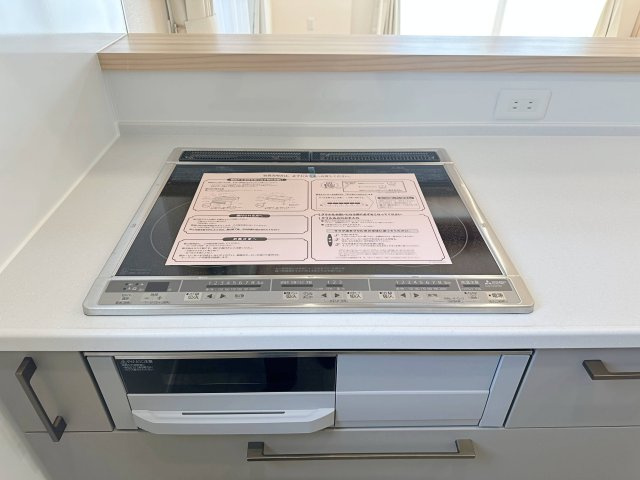 東区馬木6丁目 No.3のキッチン|IHクッキングヒーター☆
火が出ないために安全性も高いと考えられます。 さらに、安定した加熱管理制御が容易に行えるため、素材を均一に加熱する料理やスープなどの液体の加熱に適しています♪