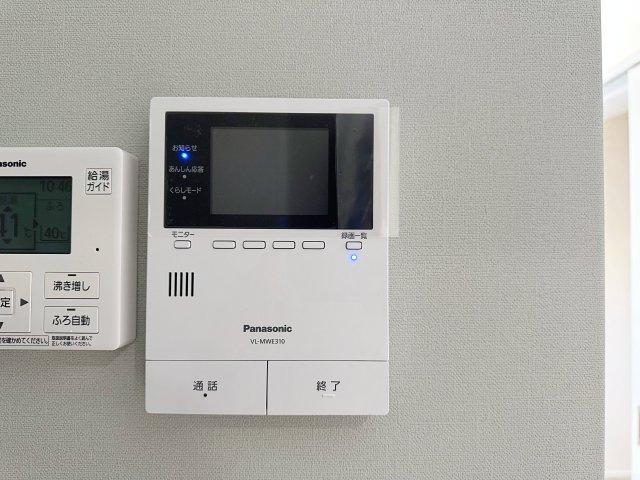 東区馬木6丁目 No.3の防犯設備|ドアホン☆
来客があったとき、室内からカメラやマイクを使って相手や用件を確認できます。相手を事前に確認することができ、訪問販売対策や防犯面でも役に立つアイテムです♪