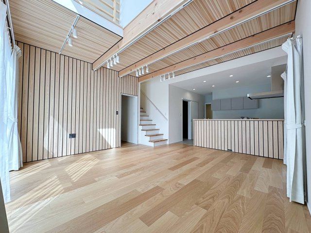 東区馬木6丁目 No.3の居間・リビング|19帖の木の温かさを感じられる広々としたリビング☆