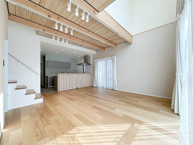 東区馬木6丁目 No.3の洋室|リビングのソファ、ダイニングテーブルセット、TV台など家具家電付きの住宅です♪