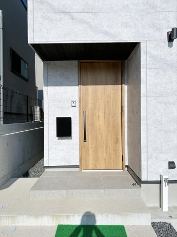 東区馬木6丁目 No.3の玄関|玄関ポーチ☆
屋根も付いており、雨が降っても濡れる心配はありません♪