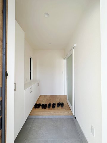 東区馬木6丁目 No.3の玄関|玄関ホールは開放的でとても明るいです♪