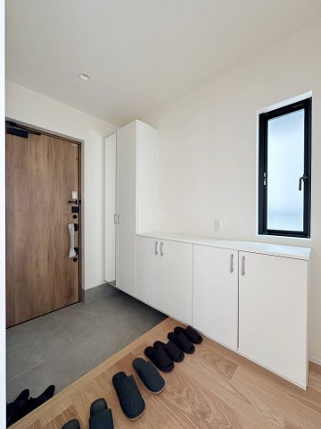 東区馬木6丁目 No.3の収納|シューズボックス☆
大容量のシューズボックスの為、靴もたくさん収納が可能です♪