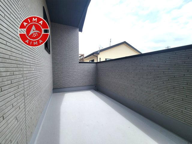 大野城市中1丁目第5-1棟（1号棟）のバルコニー|風をしっかりと感じられるバルコニーでは、毎日が洗濯日和です。広々としているので洗濯も楽しくなるでしょうし、気分転換にバルコニーからの眺めを楽しむのもいいでしょう。