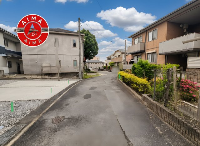 大野城市中1丁目第5-1棟（1号棟）の前面道路含む現地写真|前面道路は閑静な住宅地をはしる車通りの少ない道路。お車の出し入れが苦手なママや小さなお子様にも安心ですね。しっかり舗装もされているので、ベビーカーや自転車で通っても快適に通行できます。