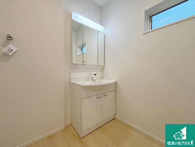 25(土)26(日)29(祝)現地説明会　枚方市片鉾本町　限定1邸の独立洗面台|清潔感のある洗面台です。フラットな鏡は掃除がしやすく毎日清潔！鏡裏には収納があるのでスッキリとした洗面台が保てます。