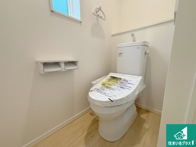 25(土)26(日)29(祝)現地説明会　枚方市片鉾本町　限定1邸のトイレ|1・2階の2ヶ所にあるので、朝の忙しい時間の順番待ちもなく、深夜の利用にも大変便利です。