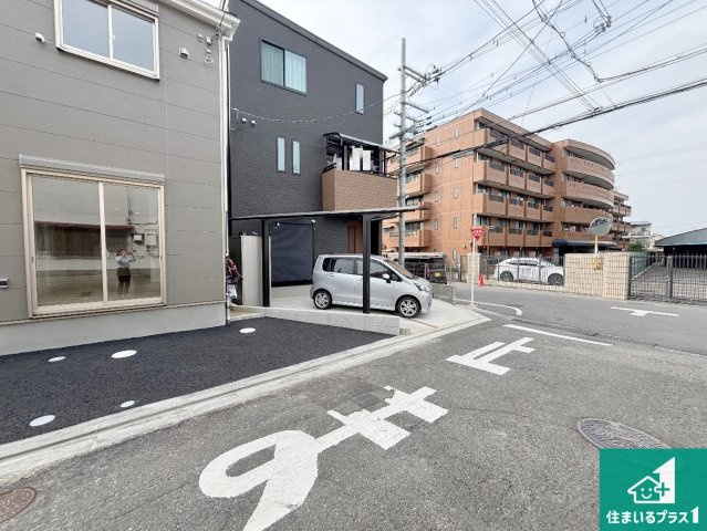 25(土)26(日)29(祝)現地説明会　枚方市片鉾本町　限定1邸の前面道路含む現地写真|周辺は閑静な住宅街！前面道路広々で車の出し入れも便利です。駐車が苦手な方でも安心して車庫入れできます！