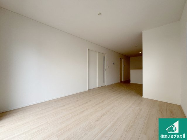 25(土)26(日)29(祝)現地説明会　枚方市片鉾本町　限定1邸の居間・リビング|シンプルなリビングは、観葉植物等のインテリアを楽しめますね！パパ好みにも、ママ好みにも家具次第で雰囲気を変えることができます！