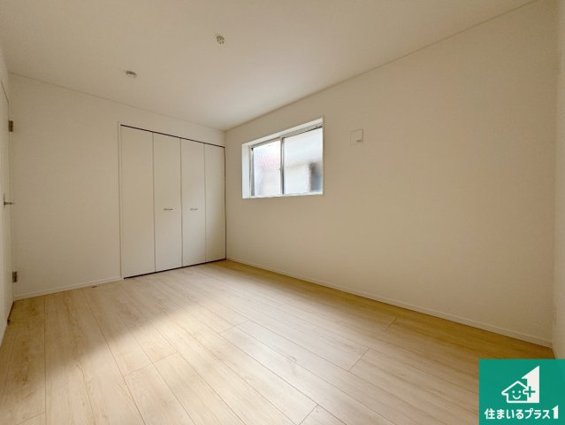 25(土)26(日)29(祝)現地説明会　枚方市片鉾本町　限定1邸の洋室|シンプルな洋室は、自分好みのインテリアが楽しめます♪ご家族とインテリアや家具を選びに行くのは新築購入時の醍醐味の一つです。ぜひお楽しみください♪