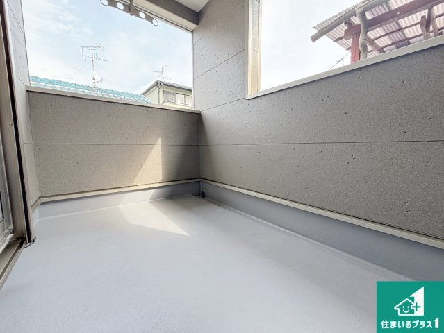 25(土)26(日)29(祝)現地説明会　枚方市片鉾本町　限定1邸のバルコニー|ワイドバルコニーは洗濯物を干すスペースが広いのでご家族が多くても安心！