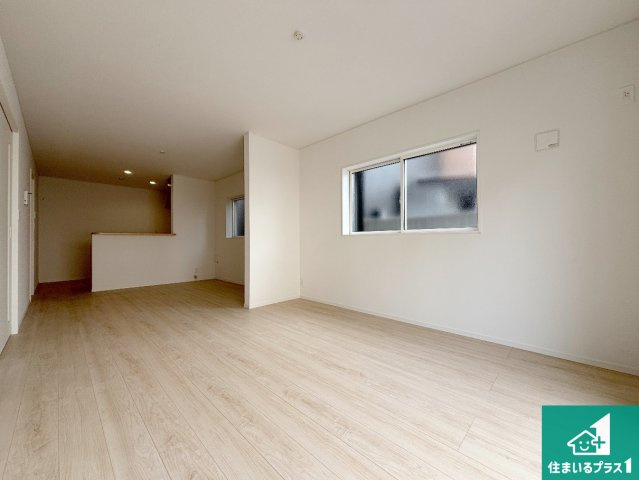 25(土)26(日)29(祝)現地説明会　枚方市片鉾本町　限定1邸の居間・リビング|日当たり良好の明るいリビングで朝の目覚めもスッキリできそう！対面キッチンでご家族のコミュニケーションも自然と増える設計！小さなお子様が遊ぶスペースを作っても広々とくつろげるLDK！