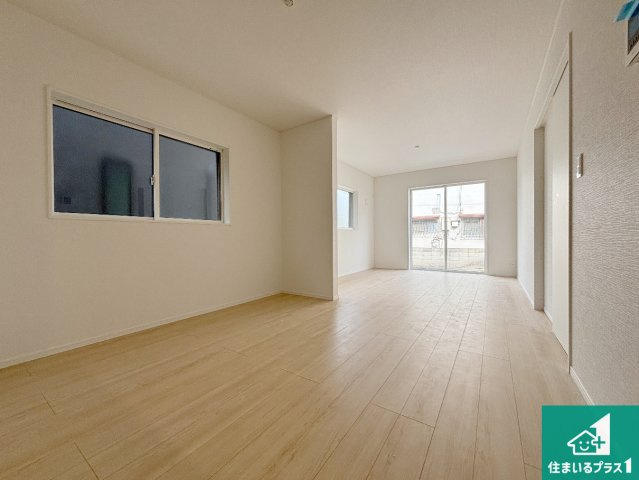 25(土)26(日)29(祝)現地説明会　枚方市片鉾本町　限定1邸の居間・リビング|シンプルなリビングは、観葉植物等のインテリアを楽しめますね！パパ好みにも、ママ好みにも家具次第で雰囲気を変えることができます！