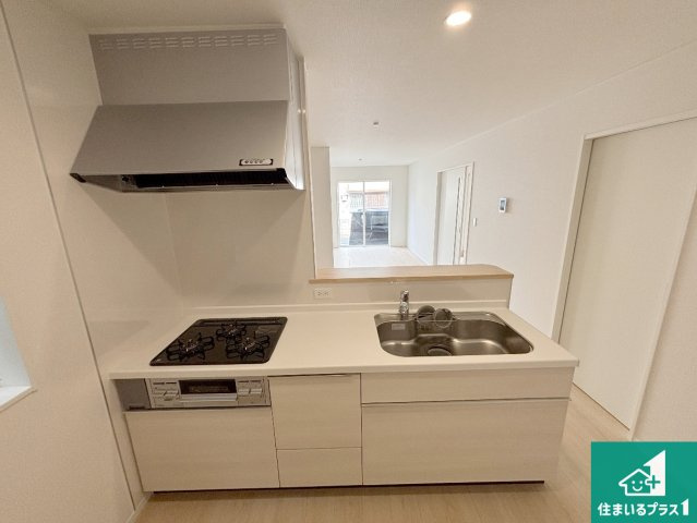 25(土)26(日)29(祝)現地説明会　枚方市片鉾本町　限定1邸のキッチン|リビングと統一感があり、使い勝手のいいキッチン。広々としているので、二人並んで作業が出来ちゃいます。お子様と一緒に色々なお料理に挑戦できるスペースがあります。