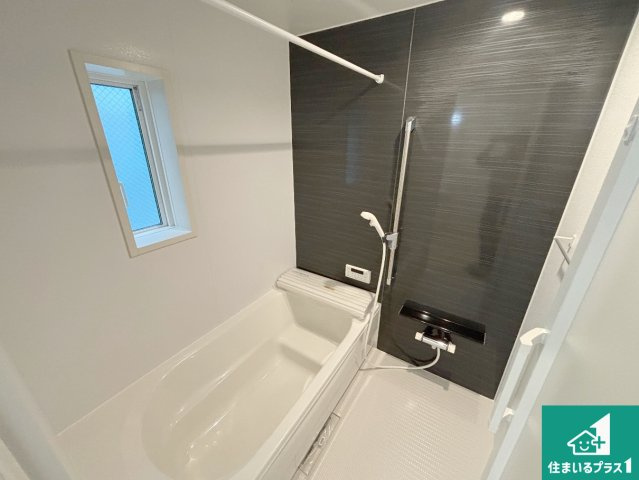 25(土)26(日)29(祝)現地説明会　枚方市片鉾本町　限定1邸の浴室|足をゆったり伸ばして寛げる浴槽です。窓が設けられていますので差し込む光が明るく穏やかな雰囲気にしてくれます♪浴室乾燥機も設置しているので、雨の日の洗濯物も安心です♪