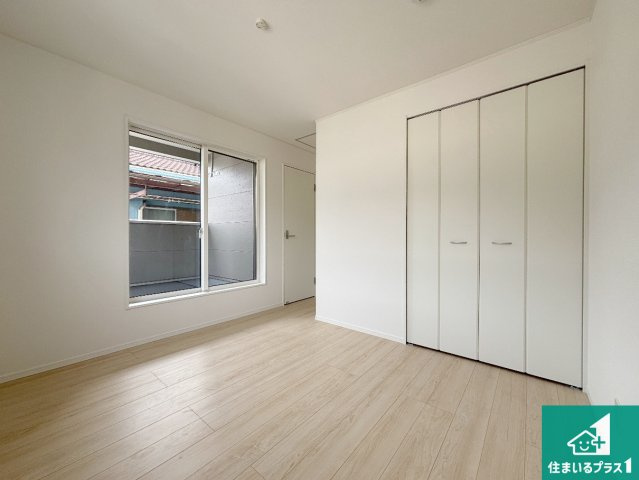 25(土)26(日)29(祝)現地説明会　枚方市片鉾本町　限定1邸の洋室|シンプルな洋室は、自分好みのインテリアが楽しめます♪ご家族とインテリアや家具を選びに行くのは新築購入時の醍醐味の一つです。ぜひお楽しみください♪