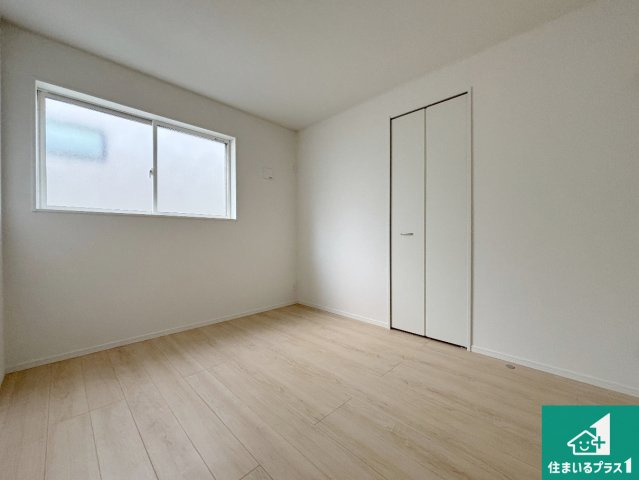 25(土)26(日)29(祝)現地説明会　枚方市片鉾本町　限定1邸の洋室|シンプルな洋室は、自分好みのインテリアが楽しめます♪ご家族とインテリアや家具を選びに行くのは新築購入時の醍醐味の一つです。ぜひお楽しみください♪