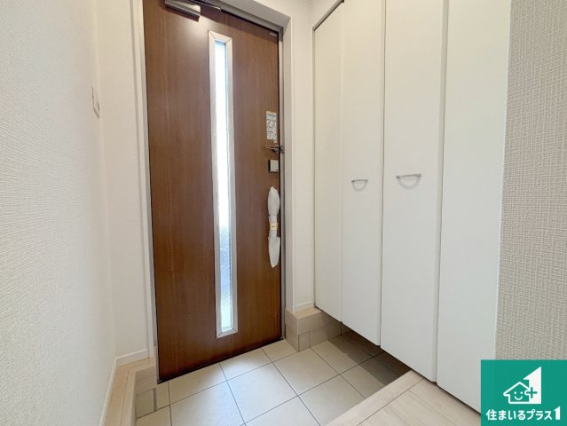 25(土)26(日)29(祝)現地説明会　枚方市片鉾本町　限定1邸の玄関|シューズボックスにはたくさんの靴が収納できるので玄関周りはいつもスッキリ！ご家族が増えても安心！