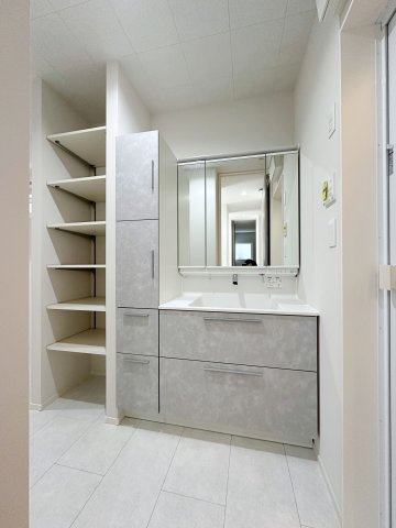 廿日市市阿品4丁目 No.2の洗面所|シャワー付き洗面化粧台☆
収納スペースも豊富にあり、水栓はタッチレスで手をかざすだけで水が出てきます♪