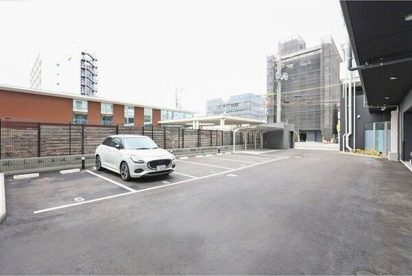 アドバンス江坂東デパールの駐車場