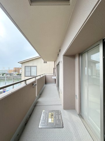 ローレルコート楽々園301のバルコニー|広々とした南向きのバルコニー☆