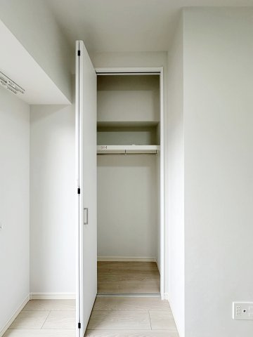 ローレルコート楽々園301の収納|5帖洋室のクローゼット☆