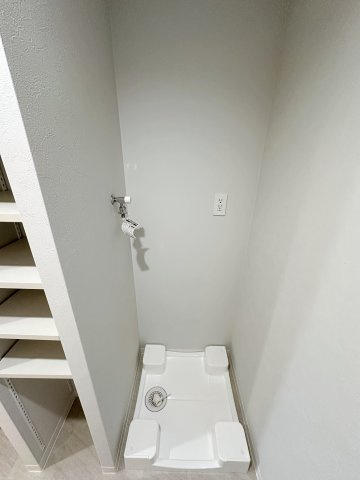 ローレルコート楽々園301の洗面所|防水パン付きの洗濯機置き場☆