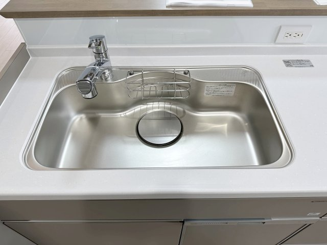 ローレルコート楽々園301のキッチン|浄水機能付きステンレスシンク☆
ステンレスシンクは傷や汚れに強く、お手入れも簡単で使いやすいです♪
さらにワンタッチで浄水に切り替えができる為とても便利です！