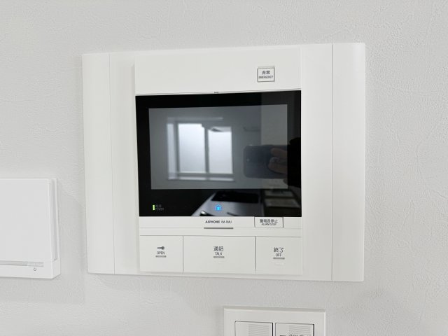ローレルコート楽々園301の防犯設備|ドアホン☆
来客があったとき、室内からカメラやマイクを使って相手や用件を確認できます。相手を事前に確認することができ、訪問販売対策や防犯面でも役に立つアイテムです♪