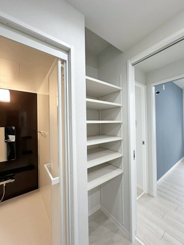 ローレルコート楽々園301の洗面所|洗面脱衣所収納☆
しっかりと脱衣所にも収納があるため着替えやタオル、化粧品などの収納にも困りません♪