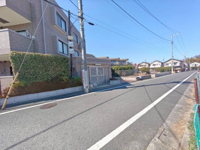 【完成予想図】 | 建築条件付き土地/南大泉7区画 | 南仏プロヴァンスstyleの住宅、割石・タイルなどで施工され、
ご家族を温かいぬくもりに包みこみます
