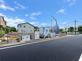 【完成予想図】 | 大泉学園7棟 | 全棟シューズインクローク付き。靴やベビーカー、スポーツ用品なども収納できる、収納力と使い勝手に優れた玄関です（AIによるイメージです）