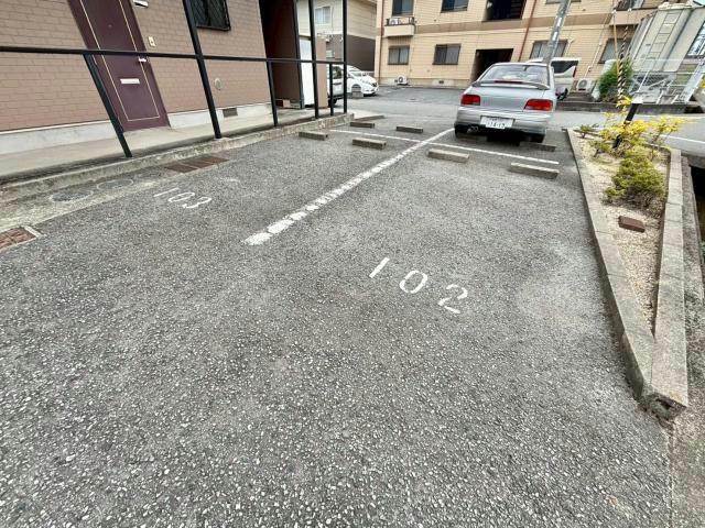 ファミィール北条の駐車場