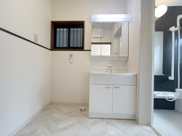 「南向き！リフォーム済4LDK」高知市大津乙　中古一戸建ての独立洗面台|【リフォーム済】清潔にリフォームされた洗面室。身支度もしやすいワイドな鏡の洗面化粧台です。