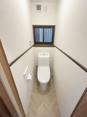 「南向き！リフォーム済4LDK」高知市大津乙　中古一戸建てのトイレ|【リフォーム済】清潔感あふれる温水洗浄便座付きトイレ。窓からの採光もあり、快適な空間です。