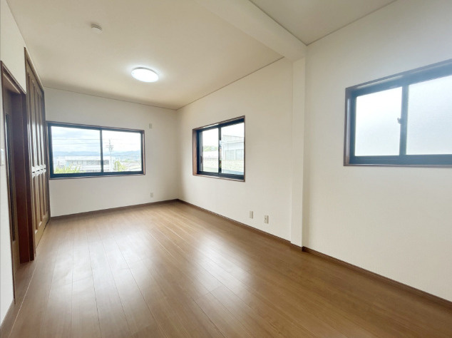 「南向き！リフォーム済4LDK」高知市大津乙　中古一戸建ての洋室|【リフォーム済】2面採光で風通しの良いゆったり9帖の洋室。主寝室や子供部屋など多目的にご活用いただけます。