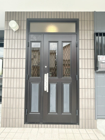 「南向き！リフォーム済4LDK」高知市大津乙　中古一戸建ての玄関|【リフォーム済】クリーニング済みの綺麗な玄関ドア。鍵は新品に交換済みなので、入居初日から安心してお住まいいただけます。