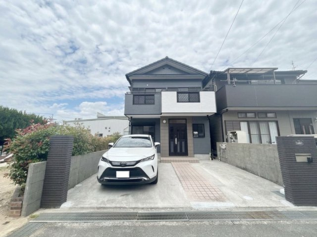 「南向き！リフォーム済4LDK」高知市大津乙　中古一戸建ての駐車場|【リフォーム済】外壁・屋根塗装済み！普通車2台が並列駐車可能で、SUVなど大きめのお車もお持ちのご家族に最適です♪