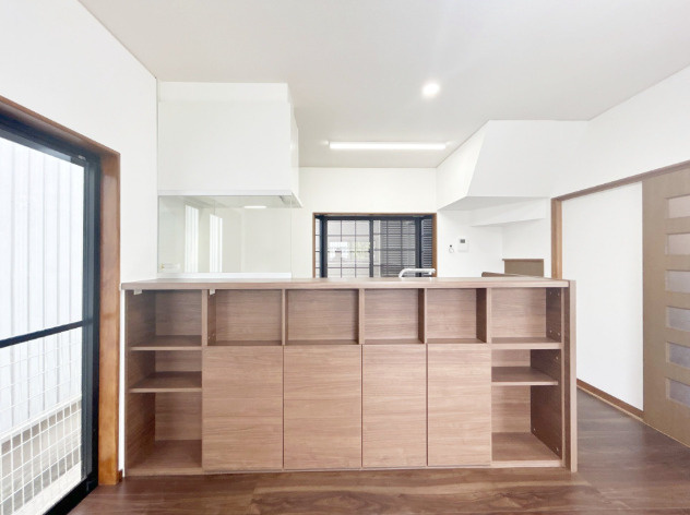 「南向き！リフォーム済4LDK」高知市大津乙　中古一戸建ての収納|【リフォーム済】カウンター下に便利な大容量収納棚を設置。リビング周りの小物や書類をスッキリ整理整頓できます。