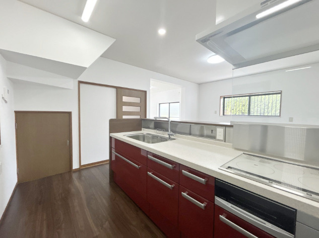 「南向き！リフォーム済4LDK」高知市大津乙　中古一戸建てのキッチン|【リフォーム済】プロによるクリーニングを実施した、輝きのあるキッチン。毎日の料理が楽しくなります。