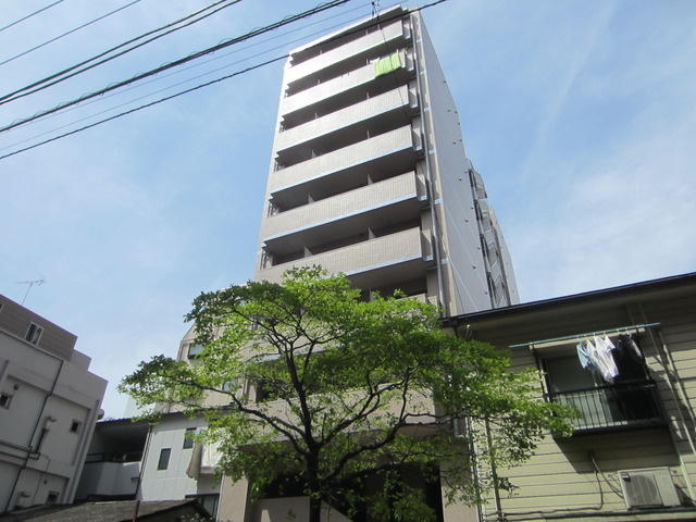 メインステージ王子駅前の外観|青空に映えるマンションです